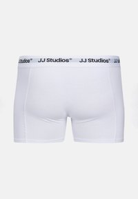 Weiße dehnbare Baumwollboxershorts mit einem schwarzen JJ Studios Logo-Bund, glatter Textur und taillierter Passform.