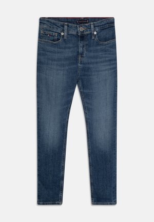 Jean slim bleu en denim avec poches avant, passants de ceinture, fermeture par bouton et détails subtils d'usure aux cuisses et aux genoux.