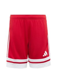 Shorts de sport rouges en tissu lisse, avec des accents et des rayures blanches à l'ourlet. Comprend un détail de logo blanc sur le côté.