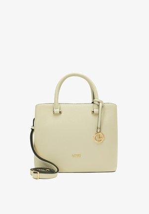 Sac à main couleur crème en cuir texturé avec des accessoires en or, deux poignées, une bandoulière amovible et un charme d'accent.
