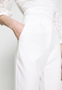 Pieces PCBOSS ANKLE PANT  - Calças - cloud dancer