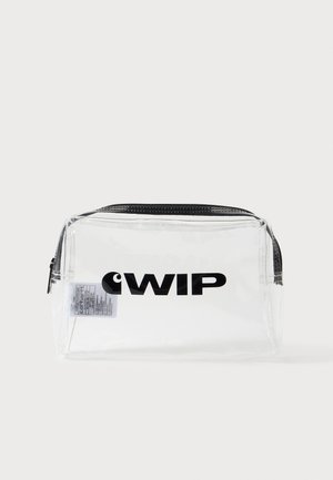 Pochette rectangulaire transparente avec fermeture éclair noire et logo "WIP" noir à l'avant, en plastique transparent avec une petite étiquette en tissu à l'intérieur.
