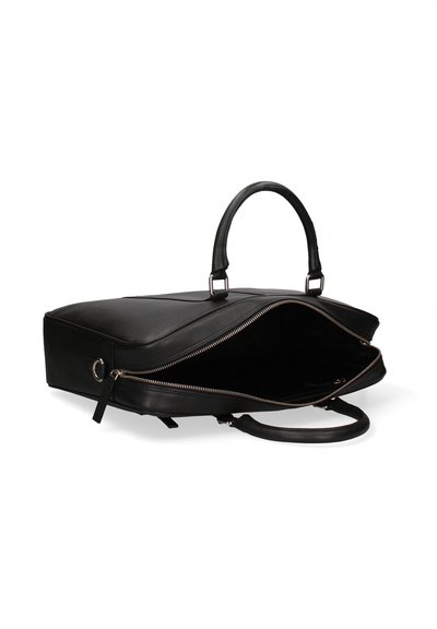 Zwarte leren tas met een plat ontwerp, een ritssluiting, dubbele handvatten boven en een ruime binnenkant. Heeft subtiele steken en metalen hardware.