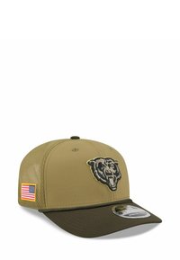 Khakifarbene Kappe mit einem Bärenlogo, einem grünen Schirm, seitlichen Netzeinsätzen und einem Aufnäher der amerikanischen Flagge. Sie verfügt über ein strukturiertes Design und eine verstellbare Passform.