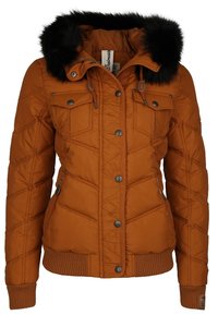 Rustrødt quiltet jakke med hætte i sort pelskant, frontknapper, brystlommer med klap, sidelommer med lynlås og ribbet manchetter og kant.