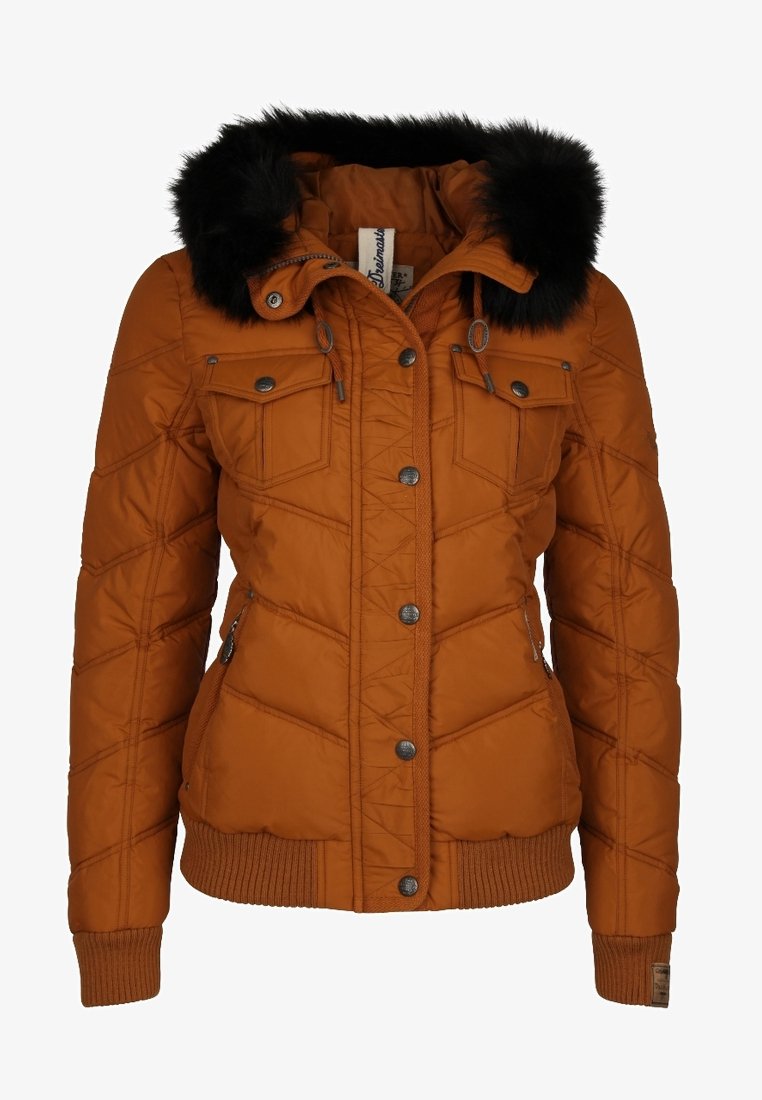Rustrødt quiltet jakke med hætte i sort pelskant, frontknapper, brystlommer med klap, sidelommer med lynlås og ribbet manchetter og kant.