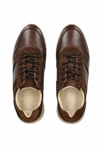 Sneakers in pelle marrone e suede con lacci, cerniera laterale, collo imbottito e suola leggera. I dettagli testurizzati arricchiscono il design.