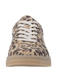 Sneaker mit Leopardenmuster und wildlederähnlicher Textur, beige-schwarz Farbgebung, weiße Schnürsenkel und eine helle, durchscheinende Gummisohle.