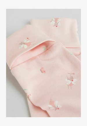 Jasnoróżowe bawełniane skarpety z nadrukiem wróżki i kwiatów. Materiał jest miękki o gładkiej fakturze, z podwiniętym mankietem na górze.