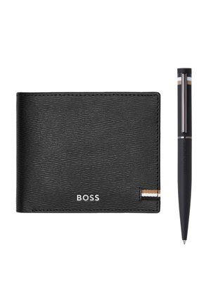 Portafoglio in pelle nera con logo "BOSS" e dettaglio a righe, abbinato a una penna nera con righe e clip abbinate.