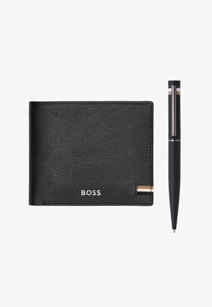 Sort læderpung med "BOSS"-logo og stribet detalje, kombineret med en sort pen med matchende striber og clips.