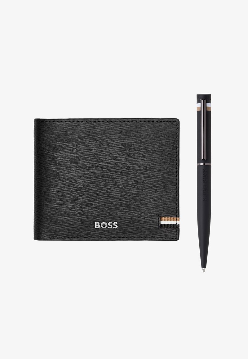 Portefeuille en cuir noir avec logo "BOSS" et détail rayé, accompagné d'un stylo noir aux rayures et clip assortis.
