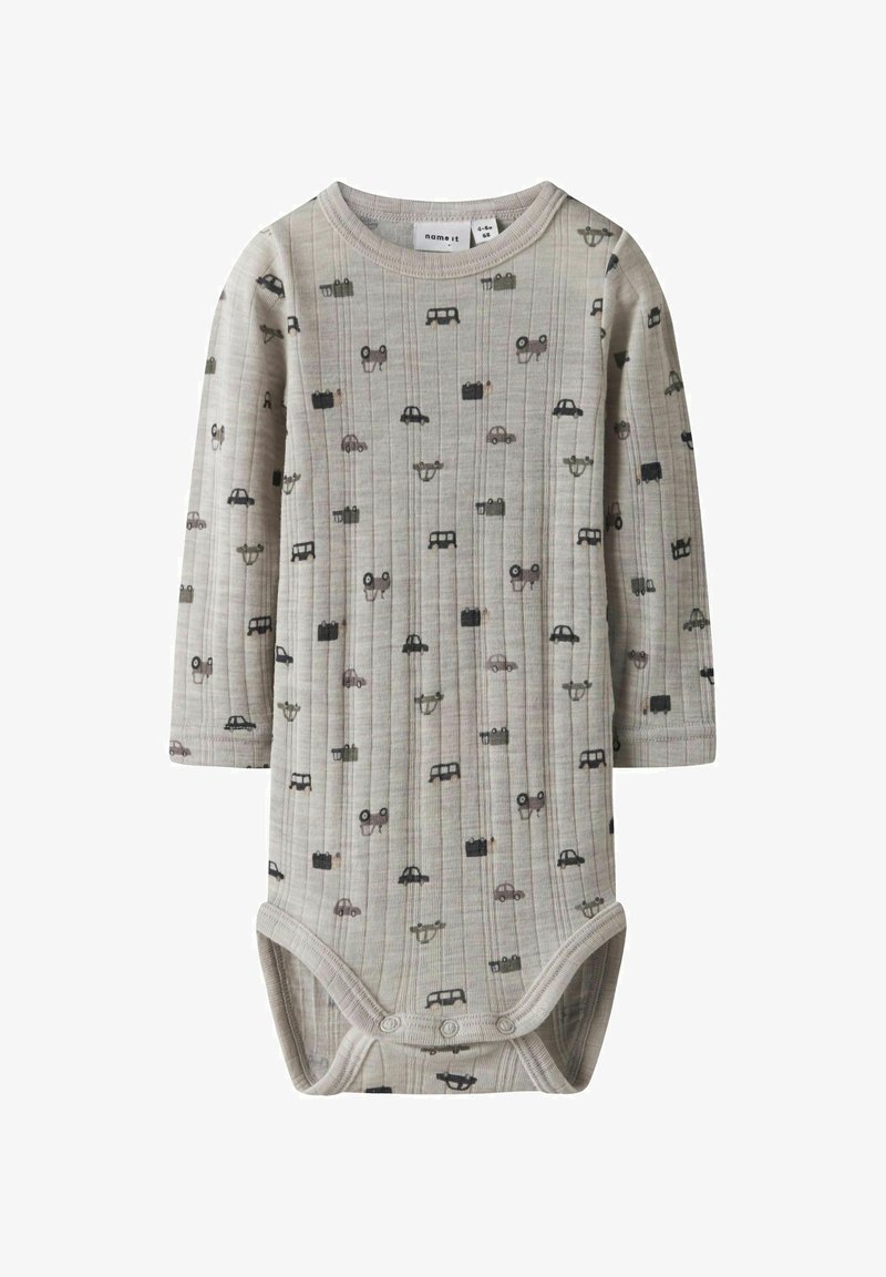 Švelnios šviesiai pilkos spalvos ilgos rankovės kūdikio bodis iš struktūruoto audinio, su įvairiais automobilio ir lagaminų atspaudais tamsiai pilkos ir juodos spalvos. Apačioje užsegamas mygtukais.