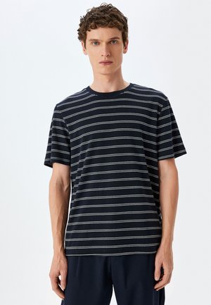 Mørkeblå t-shirt med korte ærmer, hvide horisontale striber, rund hals og en afslappet pasform. Blødt stof med en glat tekstur.
