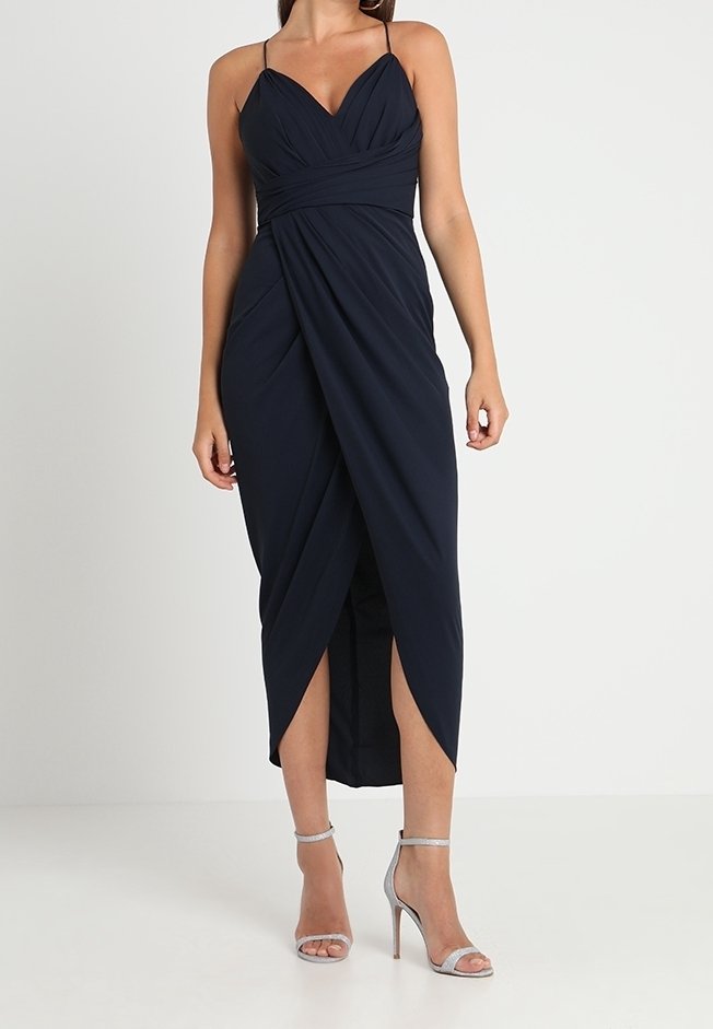 Robe ajustée bleu marine avec des fines bretelles, un décolleté en V et un design drapé ; présente une fente à l'avant pour plus de détails.