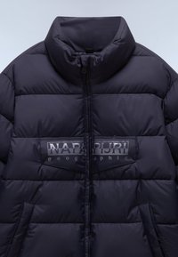 Marinblå puffjacka med hög krage och frontdragkedja, med "Napapijri Geographic"-logotypen över bröstet.