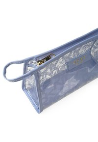 Bolsa de cosméticos de PVC azul claro con un patrón geométrico, cierre de cremallera dorada y un asa lateral para un fácil transporte.