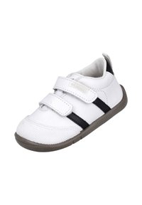 Zapatilla de lona blanca con rayas negras, que cuenta con dos correas de velcro y una suela de goma texturizada. Ligera y diseñada para la comodidad.
