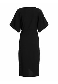 Robe noire avec une coupe décontractée, manches courtes amples et ceinture à la taille. Fabriquée dans un tissu texturé, avec une coupe mi-genou et un drapé subtil.
