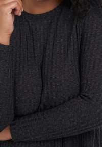 Pull en maille gris foncé avec une texture côtelée, des manches longues, un col rond et une coupe décontractée.