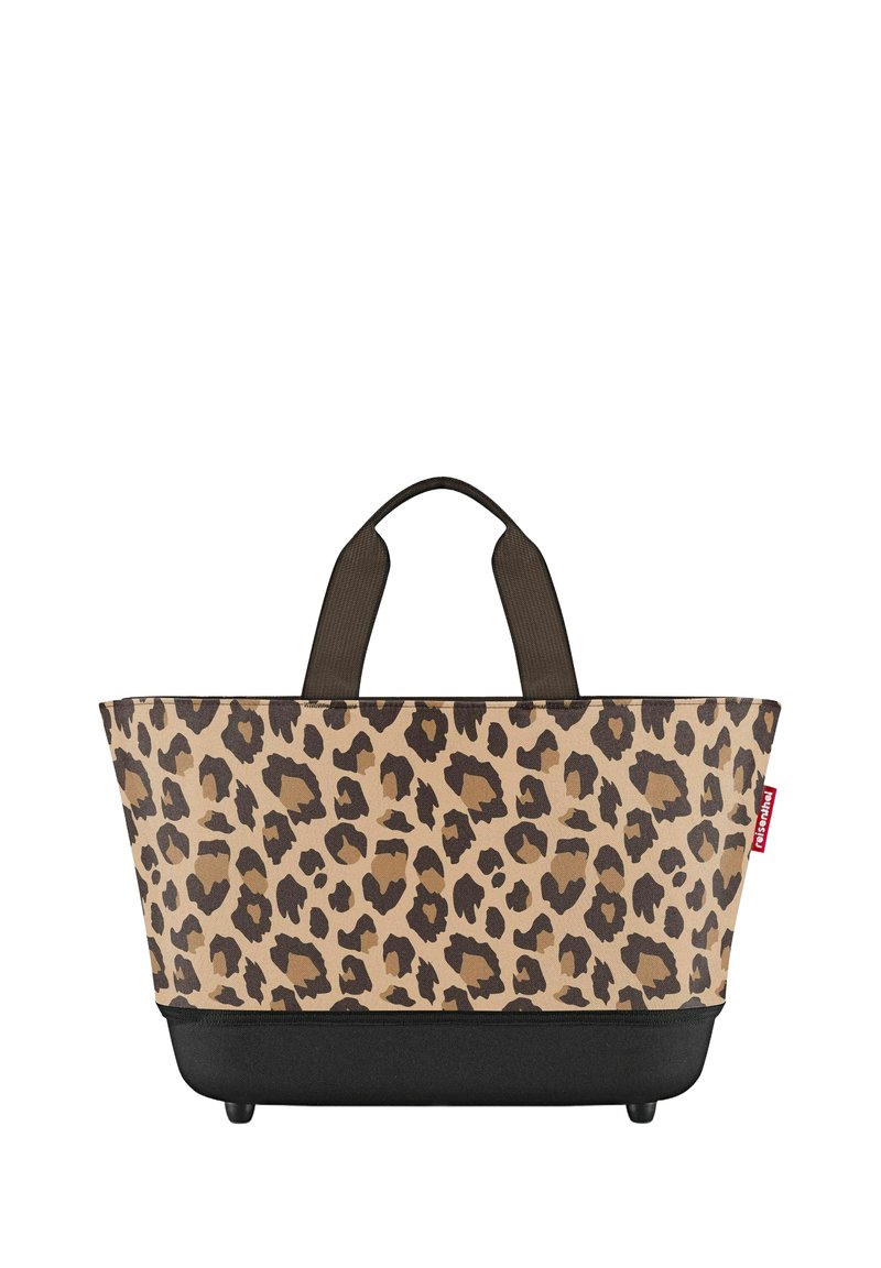 Bolsa de tote de estampado de leopardo con un patrón en beige y marrón. Base negra con asas cortas marrones. Presenta un diseño estructurado y material resistente.