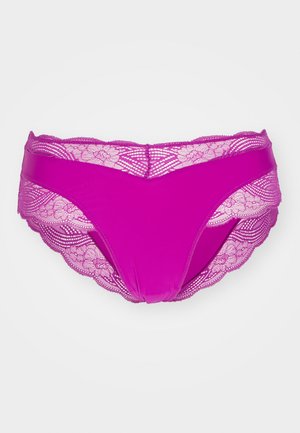 Magenta kantenslips met gekartelde randen. Gemaakt van een gladde stof met bloemendetaillering langs de tailleband en zijkanten.