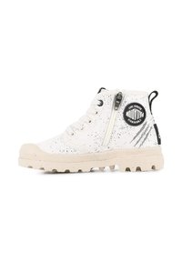 Baskets montantes blanches avec des éclaboussures noires, semelle beige, fermeture éclair sur le côté, lacets et un patch circulaire noir avec le logo Palladium sur la cheville.