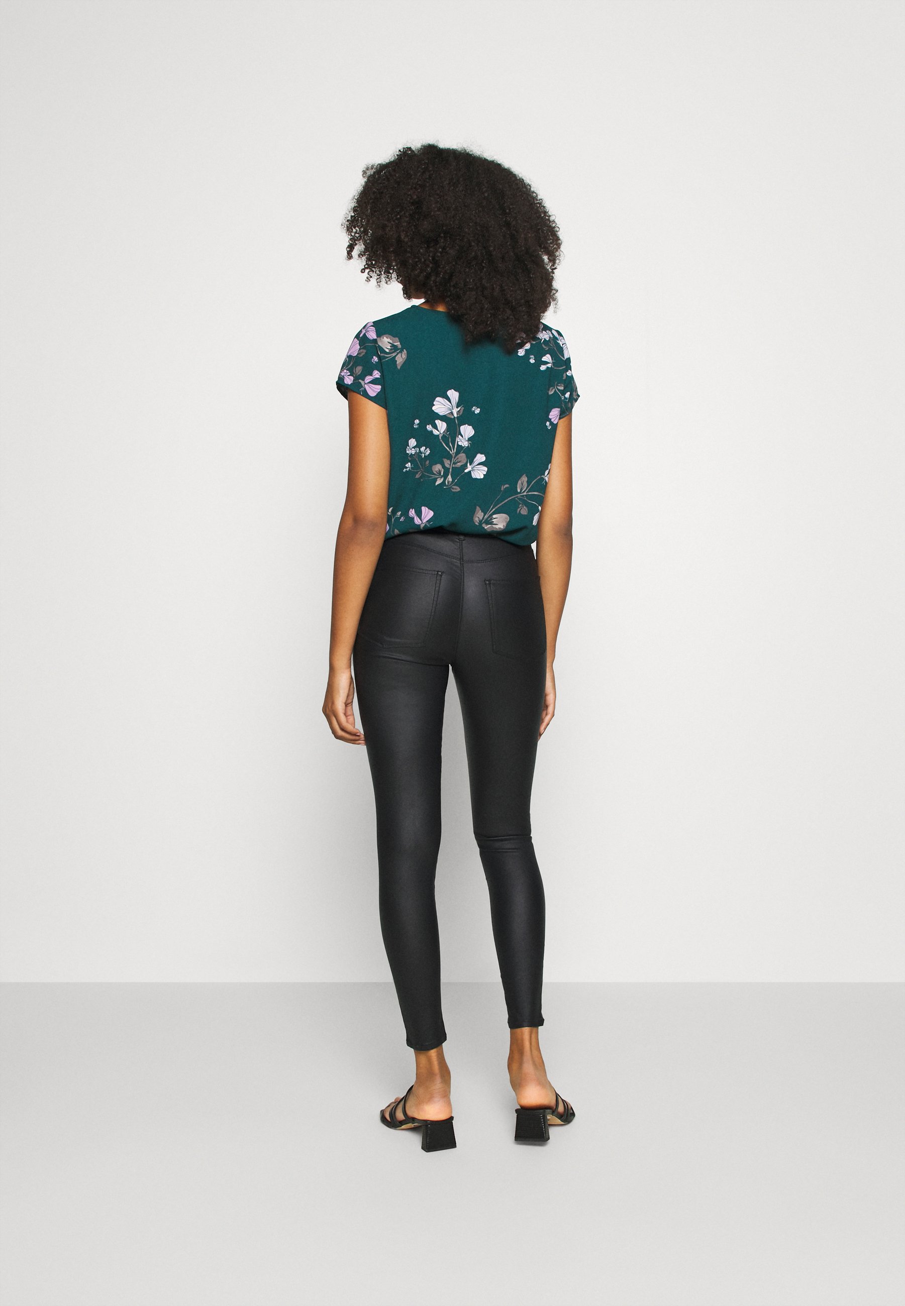 Vero Moda VMLOA COATED PANT - Jeans Skinny Fit - black/schwarz - Zalando.de