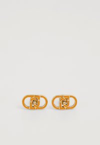 Boucles d'oreilles en émail orange et métal argenté avec un motif géométrique entrelacé, présentant des accents circulaires au centre.