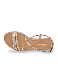 Sandalo beige con cinturini intrecciati, suola piatta e soletta in pelle liscia. La cucitura decorativa lungo i bordi aggiunge dettaglio.