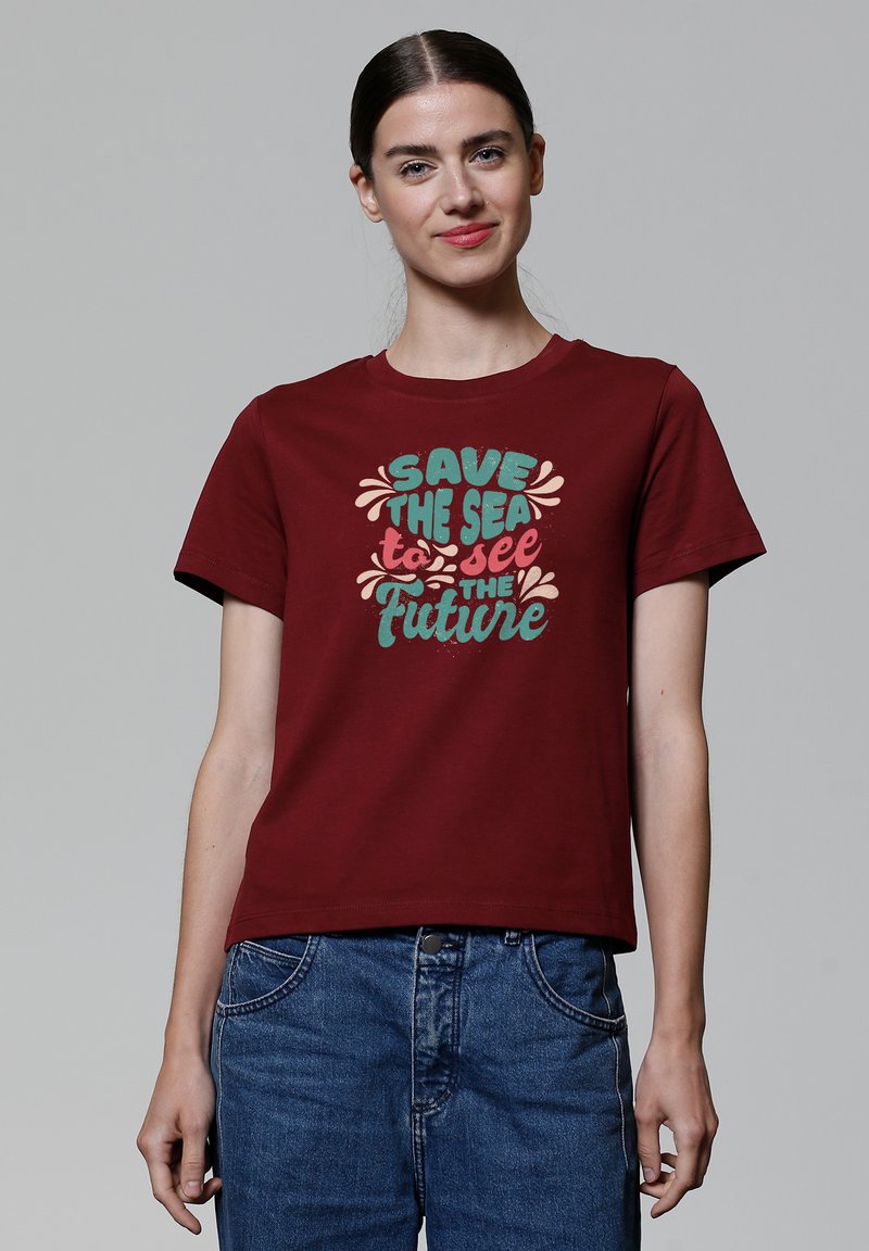 Bordeauxrood katoenen T-shirt met korte mouwen, voorzien van een grafisch ontwerp met de tekst "RED DE ZEE om DE TOEKOMST te zien" in teal en roze.