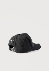 Μαύρο ρυθμιζόμενο καπέλο μπέιζμπολ με λευκό λογότυπο Puma στο πίσω μέρος και μικρές τρυπητές λεπτομέρειες στην πλαϊνή πλευρά.