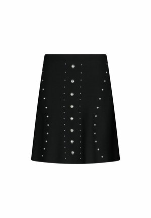 Jupe noire trapèze avec des rangées verticales de grosses et petites clous argentés espacés uniformément sur le panneau avant.