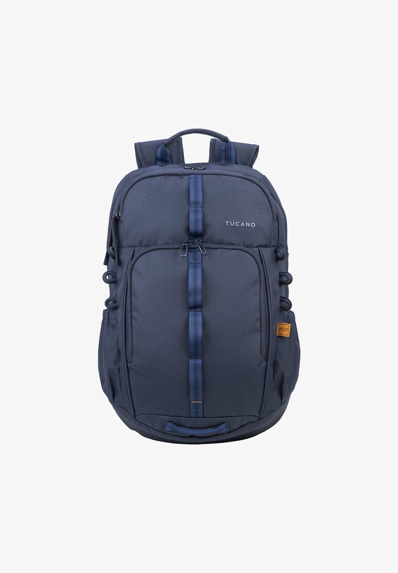 Zaino in tessuto blu navy con spallacci imbottiti, numerosi taschini con cerniera e una cinghia centrale. Presenta un'etichetta con il marchio e accenti blu a contrasto.