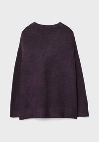 Lila Strickpullover mit runder Ausschnitt, langen Ärmeln und lockerer Passform. Weiche Textur mit einem leicht melierten Finish. Rückansicht.
