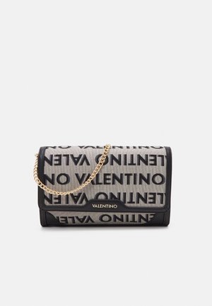 Borsa Valentino in tessuto grigio testurizzato con stampa del logo nero. Dettagli in pelle nera e tracolla a catena dorata. Forma rettangolare.