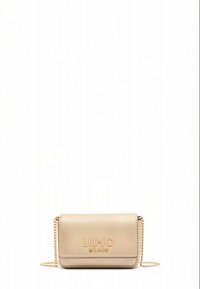 Beežist nahast õlakott, millel on voltimiskujundus, reljeefne logo ja kuldne kettpandlaga rihm, sileda tekstuuri ja minimalistliku stiiliga.