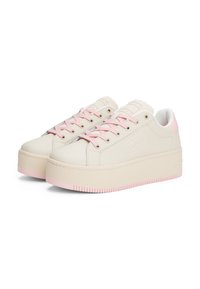 Sneakers na platformie w kremowej sztucznej skórze z różowymi akcentami, charakteryzujące się sznurowanym zapięciem, okrągłym noskiem i teksturowaną gumową podeszwą.