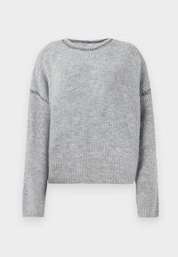 Maglione grigio lavorato a maglia con scollatura tonda e maniche lunghe. Presenta una texture a coste e dettagli a punto contrastante lungo le cuciture.