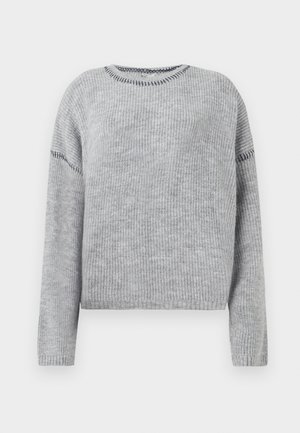 Suéter gris de punto con cuello redondo y mangas largas. Presenta una textura acanalada y detalles de costura en contraste a lo largo de las costuras.