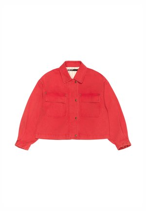 Veste courte rouge avec boutons sur le devant, deux poches poitrine, manches longues et col, étalée à plat sur un fond blanc.