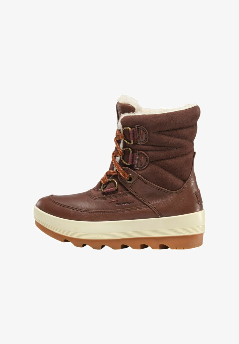 Botas marrones impermeables con un suave forro interior, cierre de cordones en la parte frontal, costuras prominentes y una suela de goma texturizada para agarre.