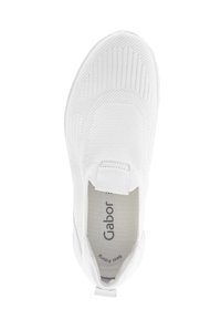 Weißer Slipper mit einem gestrickten Obermaterial, strukturiertem Design, elastischem Band am Spann und einem weichen Innenfutter mit sichtbarem Branding.