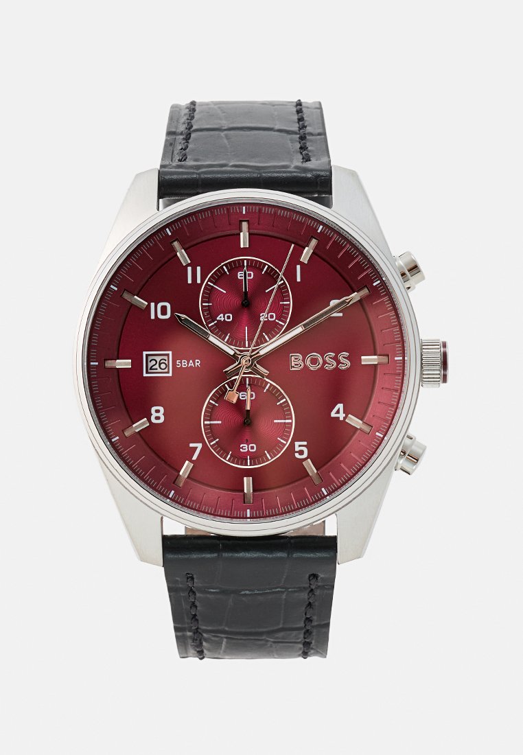 Zilveren roestvrijstalen horloge met een rode wijzerplaat en een zwart leren band. Heeft drie sub-dials, een datumnweergave en opvallende uur markeringen.