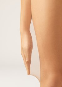 Gennemsigtige, hudfarvede strømpebukser ligger over et ben og fremviser en glat tekstur og en sømløs kant, med en hånd placeret ved siden af.