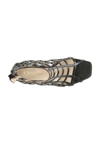 Sandalia de tacón negra tejida con punta cuadrada, fabricada con materiales texturizados y lisos, que presenta un diseño elegante y un patrón abierto.