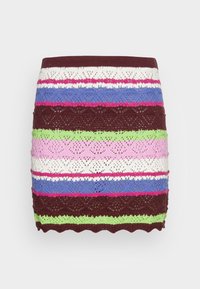 Falda de punto con rayas horizontales en burdeos, rosa, blanco, azul, verde y púrpura. Presenta un dobladillo en forma de puntilla y intrincados patrones de encaje.