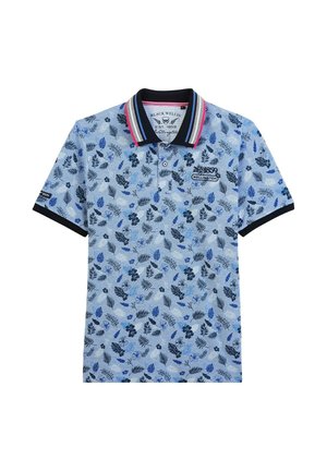 Polo shirt bleu clair avec un motif floral et de feuilles multicolore. Il dispose d'un col noir avec des rayures rouges et blanches, et de manches courtes.