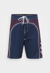 Navy och burgundy badshorts med vita detaljer, elastisk midja och snörning. Har en sidologga och kontrasterande sömnadsdetaljer.