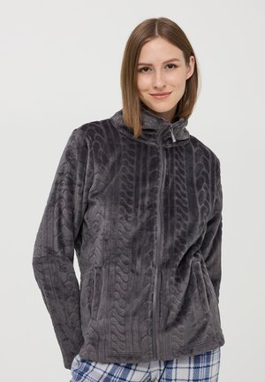 Giacca in pile grigia con un motivo a maglia a treccia testurizzata, colletto alto, zip frontale completa e tasche laterali. Tessuto morbido e vestibilità rilassata.